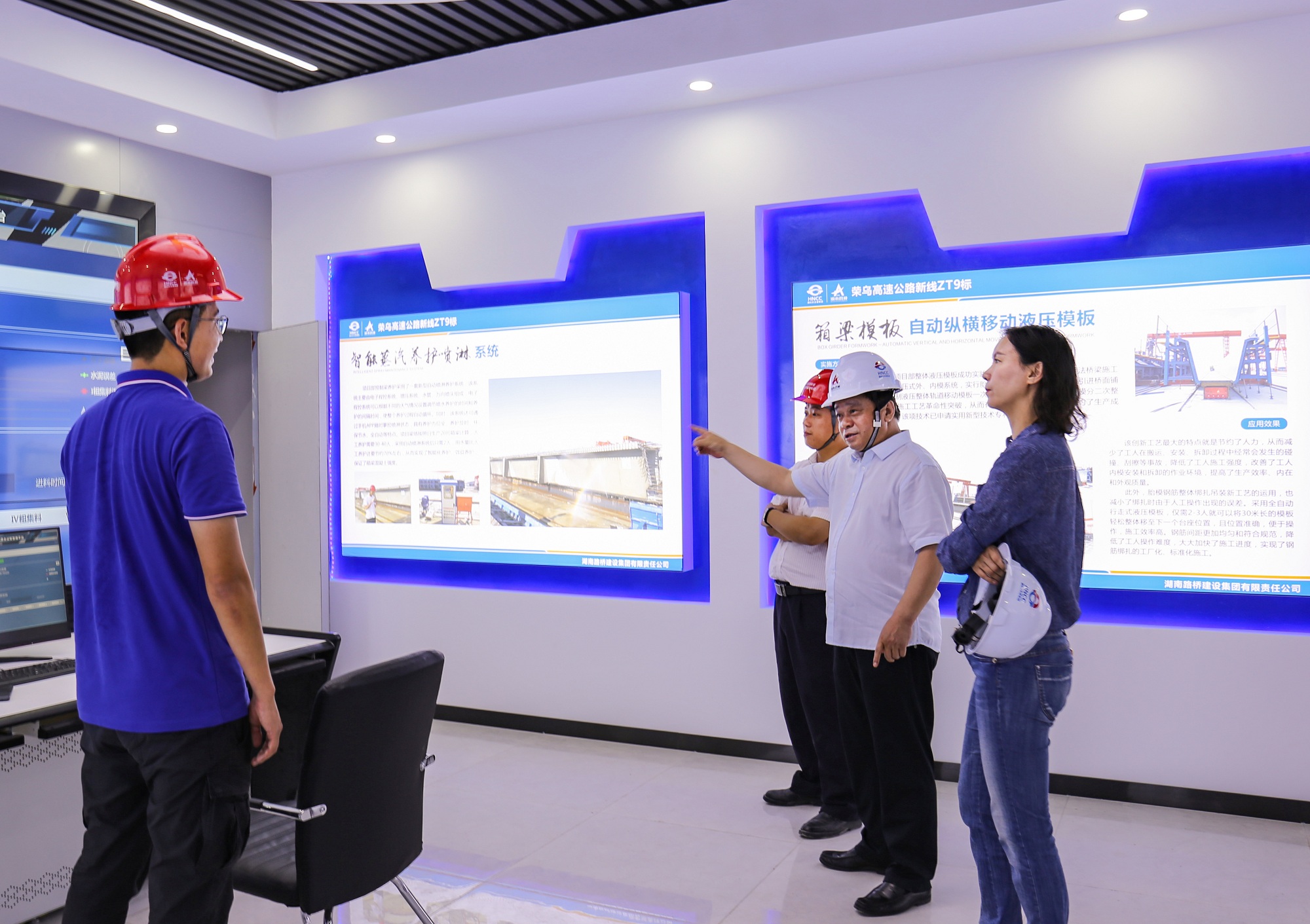 5、申生光一行參觀BIM技術(shù)室 _副本.jpg