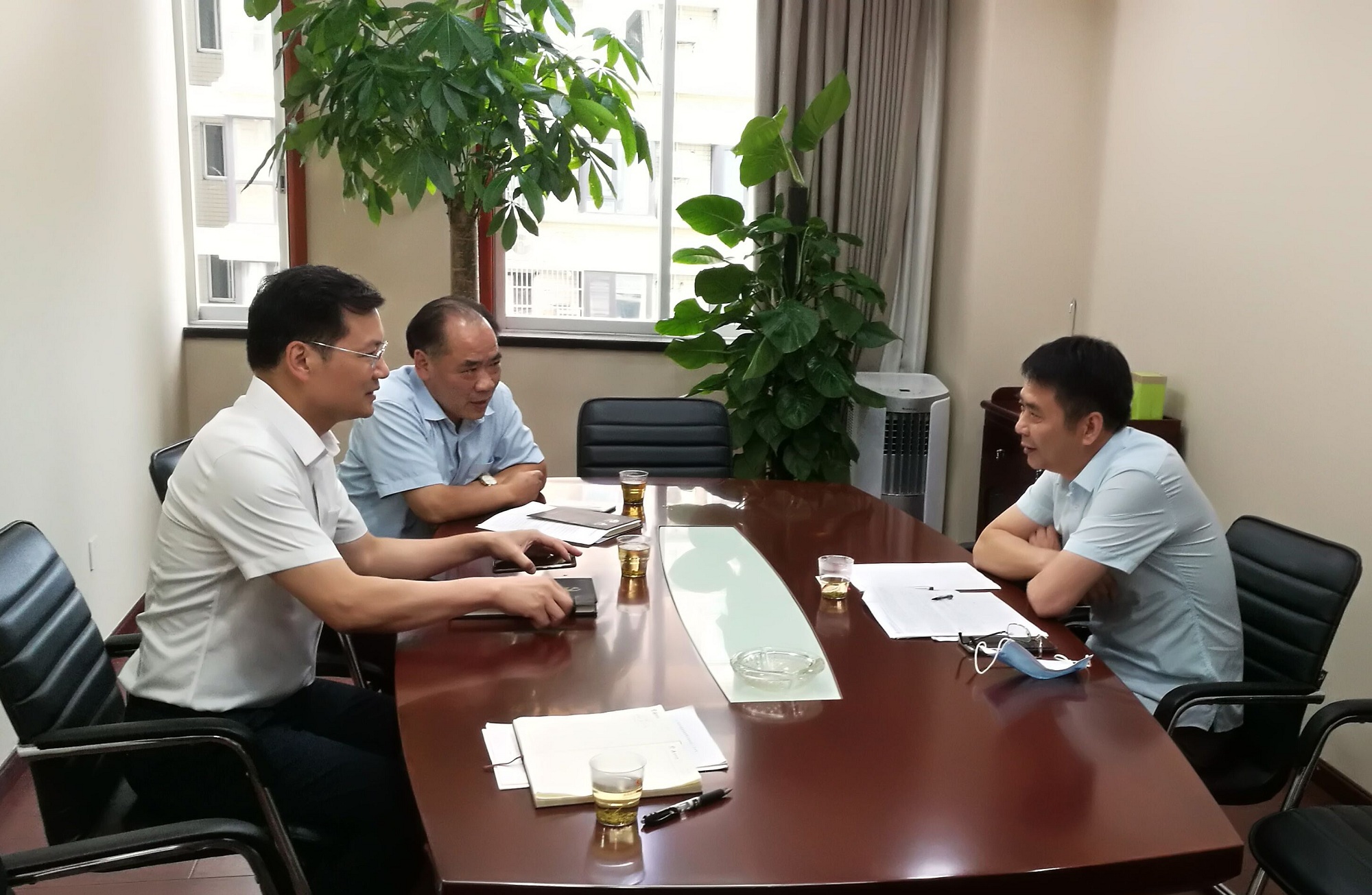 20200624769881.jpg 楊宏偉與專(zhuān)家組溝通交流_副本.jpg