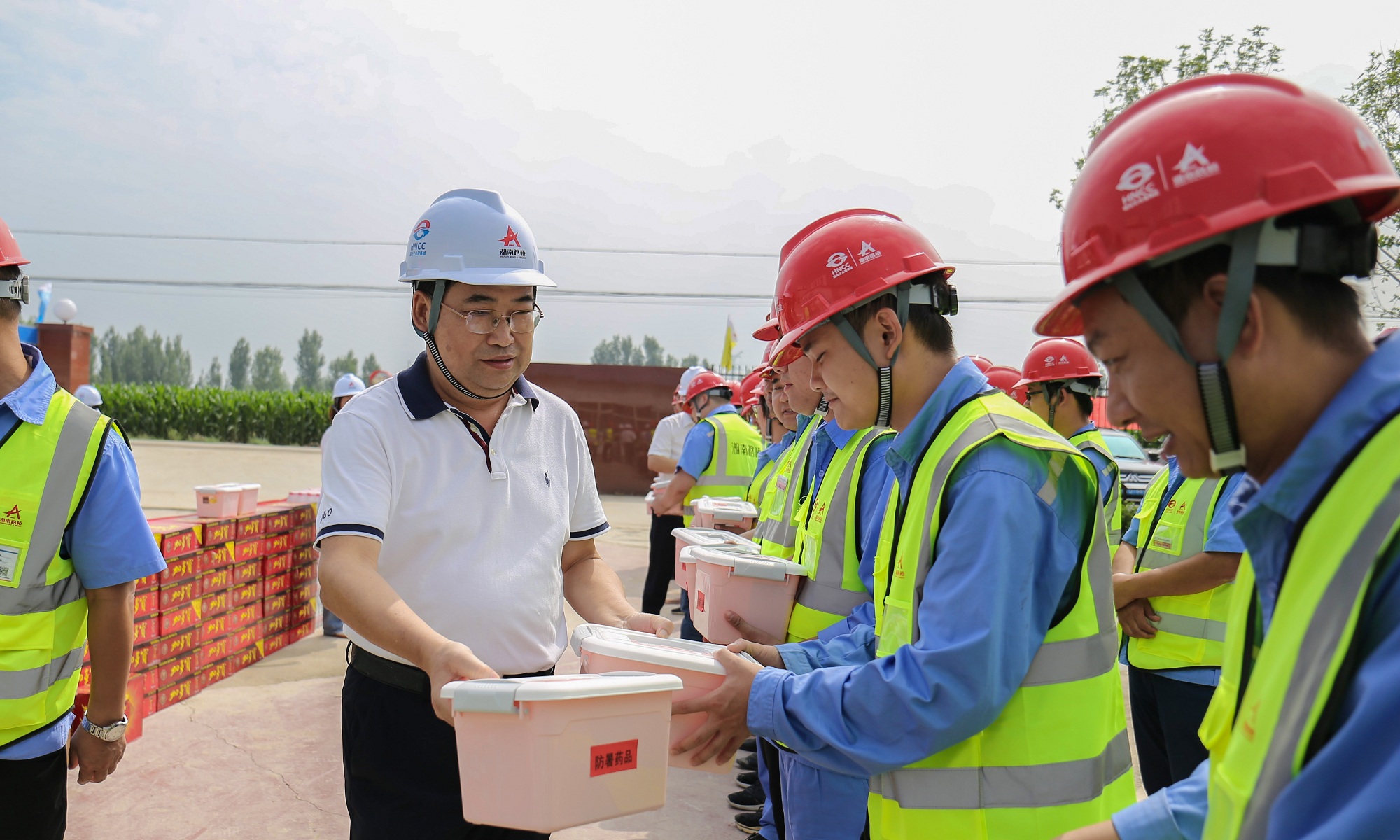 方聯(lián)民榮烏 項(xiàng)目現(xiàn)場慰問_20200808152827_副本.jpg