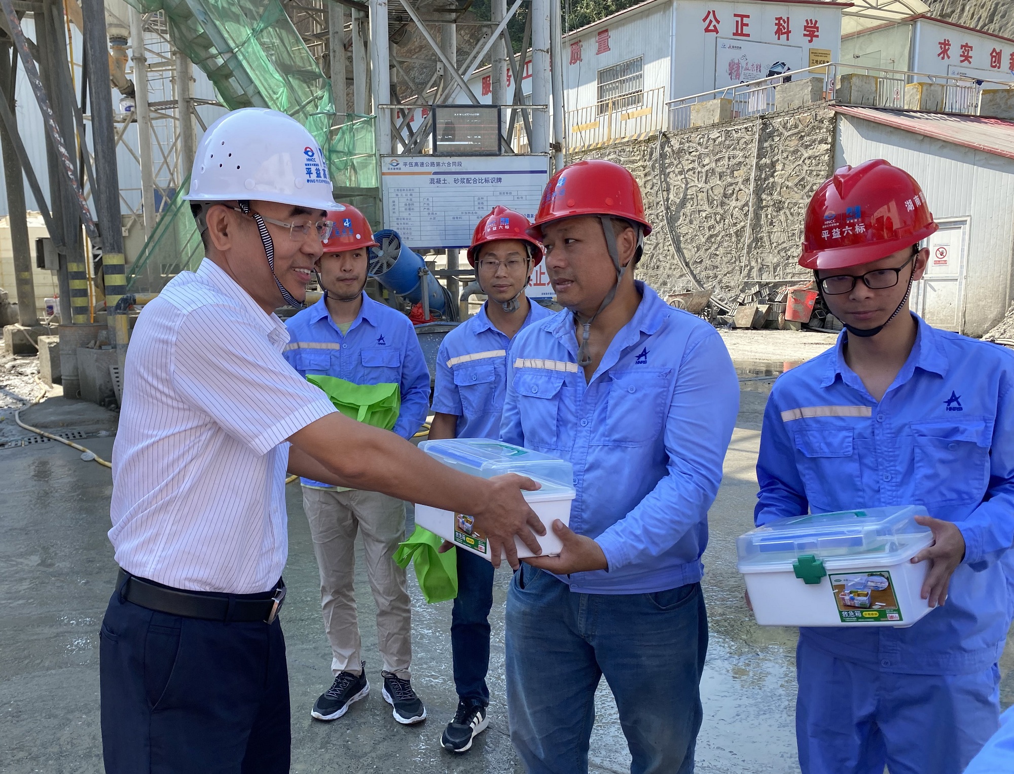 20200831446971.jpg 王術(shù)飛赴平伍六標(biāo)開(kāi)展送清涼__副本.jpg