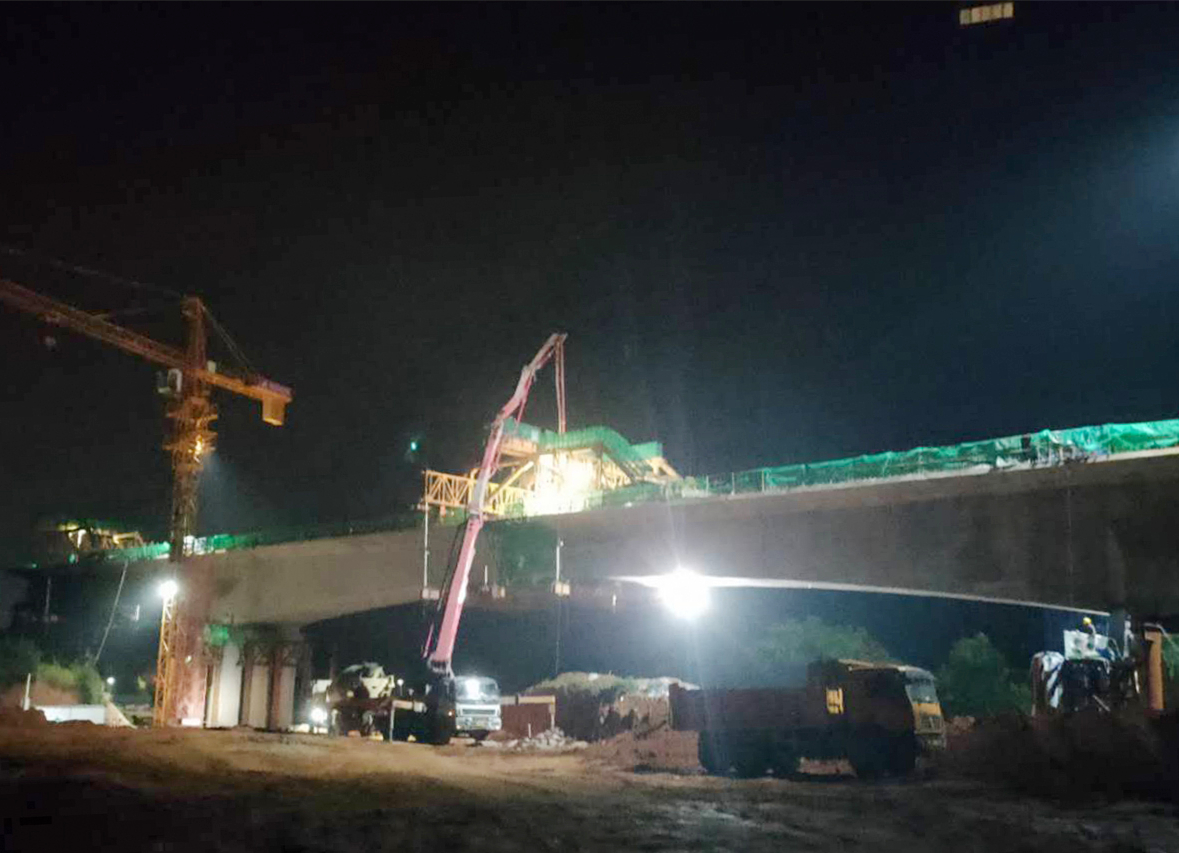 常益長項(xiàng)目侍郎河大橋三座連續(xù)梁全部合龍_副本.jpg
