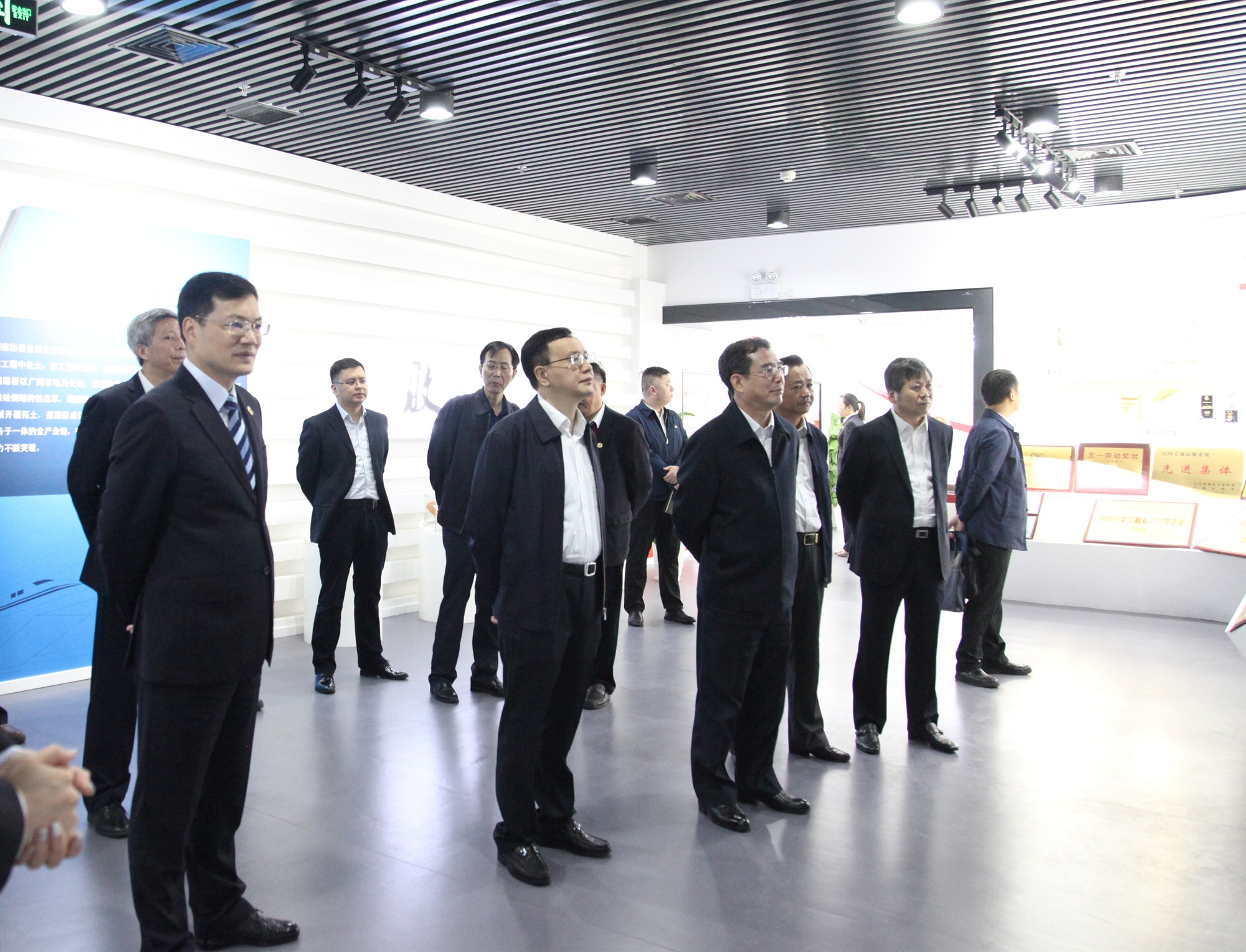 20201019846090.jpg 范運田參觀集團榮譽展廳IMG_5843_副本.jpg