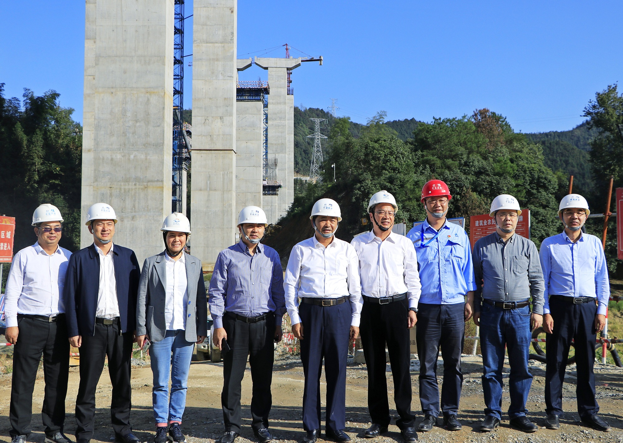 周雄飛調(diào)研指導(dǎo)平伍7標(biāo)項(xiàng)目建設(shè)_副本.jpg