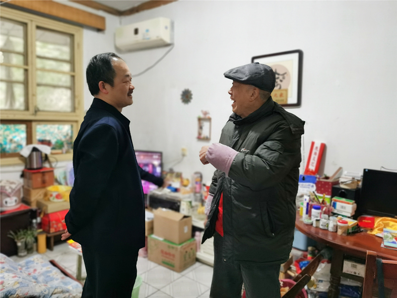 4、2月4日，湯向東慰問(wèn)老領(lǐng)導(dǎo)易文林_副本_副本.jpg