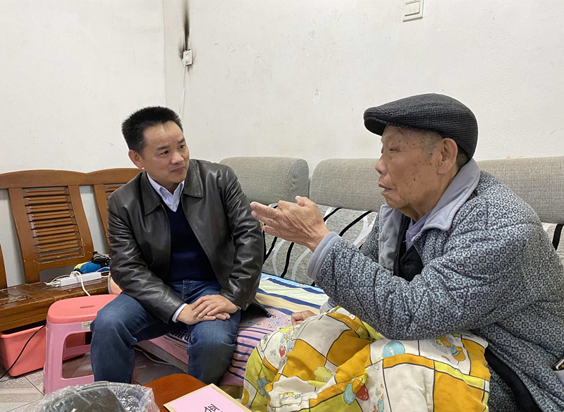 15、2月7日，陳湘平慰問(wèn)困難退休群眾尹先金_副本_副本.jpg