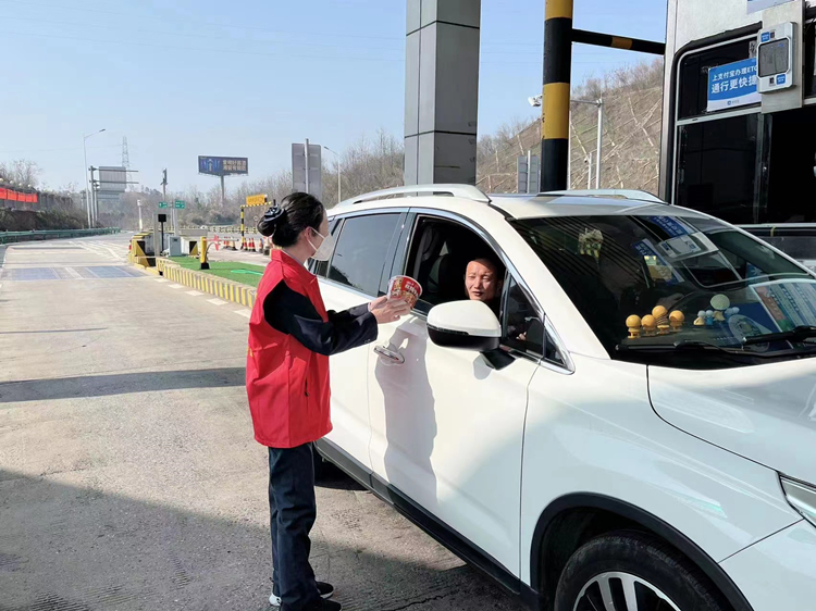 20230308302986.jpg 醴陵東收費(fèi)站收費(fèi)廣場志愿服務(wù)1.jpg