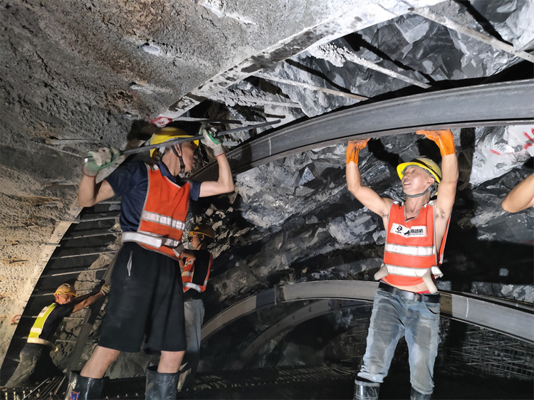 20230328443786.jpg 初期支護(hù)—鋼拱架安裝1.jpg