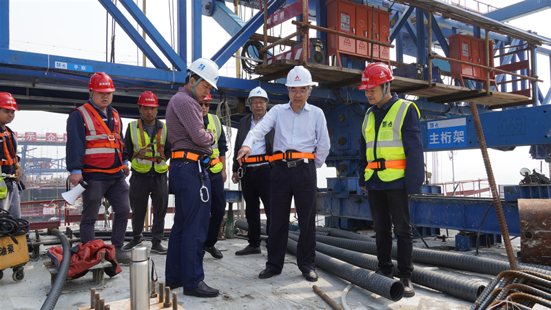 王術(shù)飛在大橋上實地查看_副本.jpg