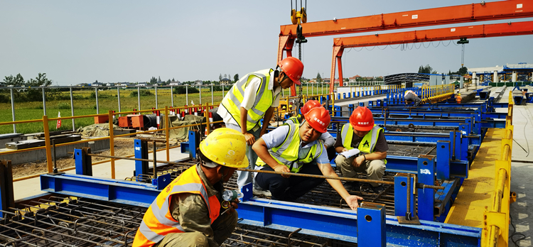 觀音寺長(zhǎng)江大橋項(xiàng)目完成首片預(yù)制箱梁澆筑2_副本.jpg