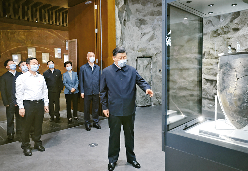 2023年6月2日，中共中央總書(shū)記、國(guó)家主席、中央軍委主席習(xí)近平在北京出席文化傳承發(fā)展座談會(huì)并發(fā)表重要講話。這是座談會(huì)前，習(xí)近平2日下午在中國(guó)歷史研究院考察。 新華社記者 鞠鵬/攝