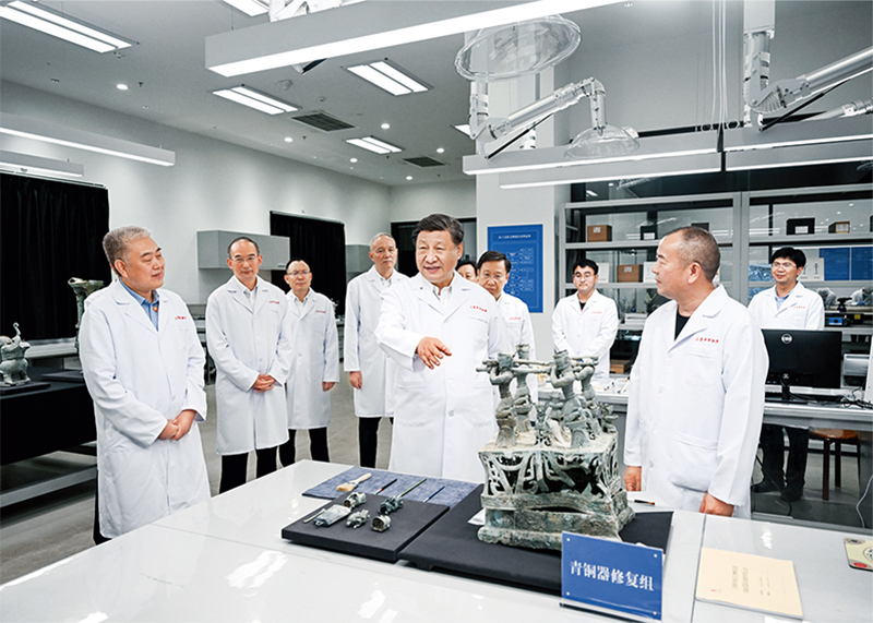 2023年7月25日至27日，中共中央總書(shū)記、國(guó)家主席、中央軍委主席習(xí)近平在四川考察。這是26日下午，習(xí)近平在位于德陽(yáng)市廣漢市的三星堆博物館文物保護(hù)與修復(fù)館，同現(xiàn)場(chǎng)工作人員親切交流。 新華社記者 謝環(huán)馳/攝