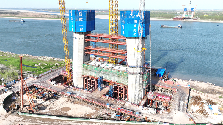 20240401559886.jpg 觀音寺長(zhǎng)江大橋南岸下橫梁澆筑順利完成3_副本.jpg