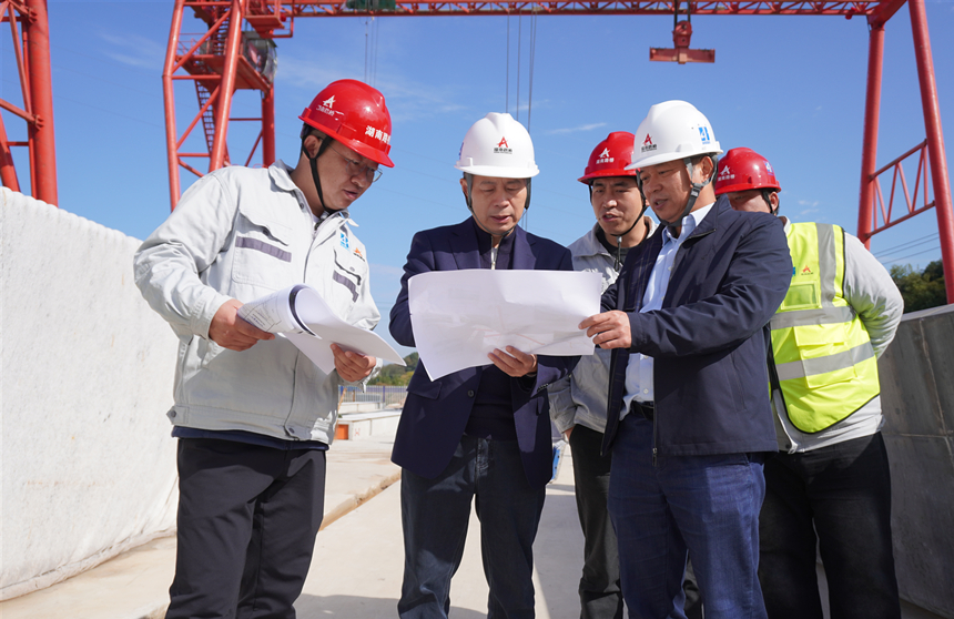 20251121100539.jpg 周強(qiáng)調(diào)研督導(dǎo)桃源樞紐二線橋梁項(xiàng)目建設(shè)_副本.jpg